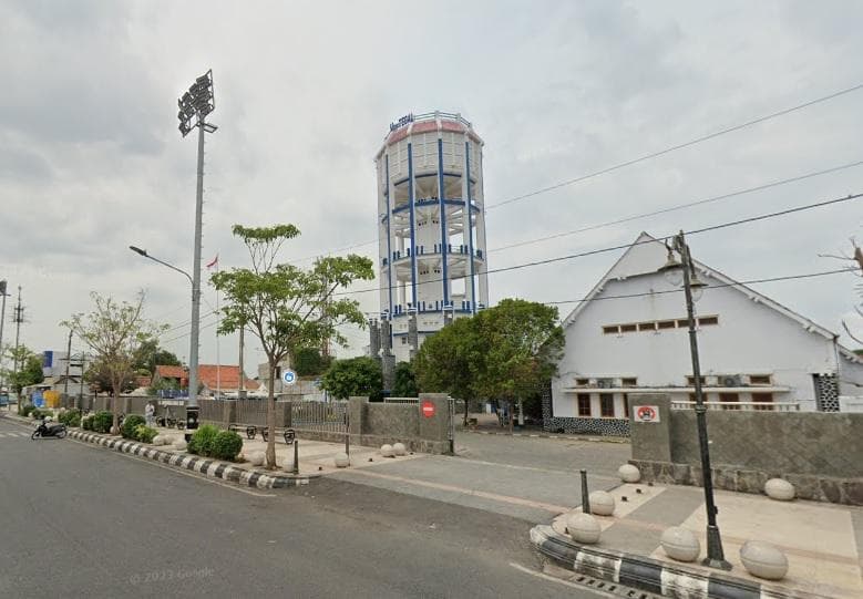 Sekilas, Waterleiding Tegal mirip seperti Menara Pisa Italia. (Google Street View)