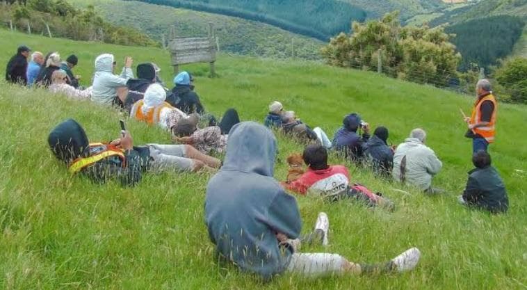 Wisatawan sedang menikmati pemandangan di bukit dengan nama terpanjang di dunia. (Googleuser/Samuel Caixeta)