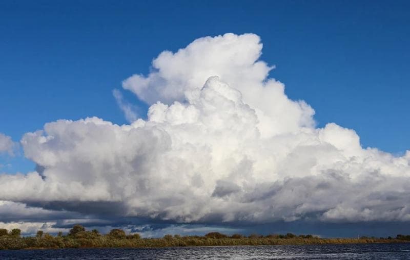 Awan di langit bisa mencapai berat satuan ton, tapi nggak jatuh. (99.co)