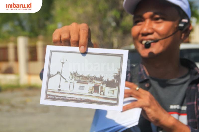 Hidayat menunjukan foto lawas&nbsp;Klenteng Tjoe An Kiong. (Inibaru.id/ Imam Khanafi)