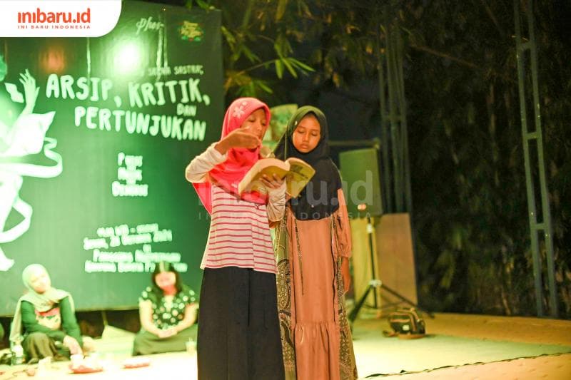 Pambacaan puisi di sela-sela diskusi di Kampung Budaya Piji Wetan. (Inibaru.id/ Imam Khanafi)