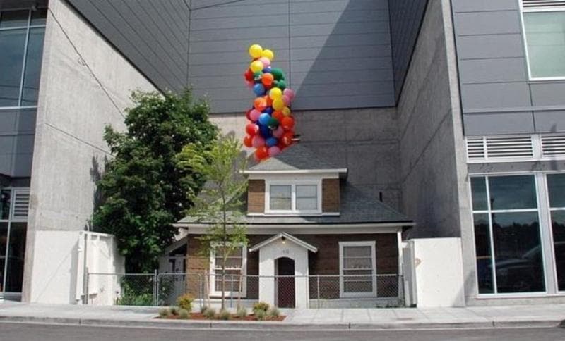 Disney memasang balon di atas rumah Edith saat promosi film 'Up' pada 2009. (Wikipedia/temirov1960)