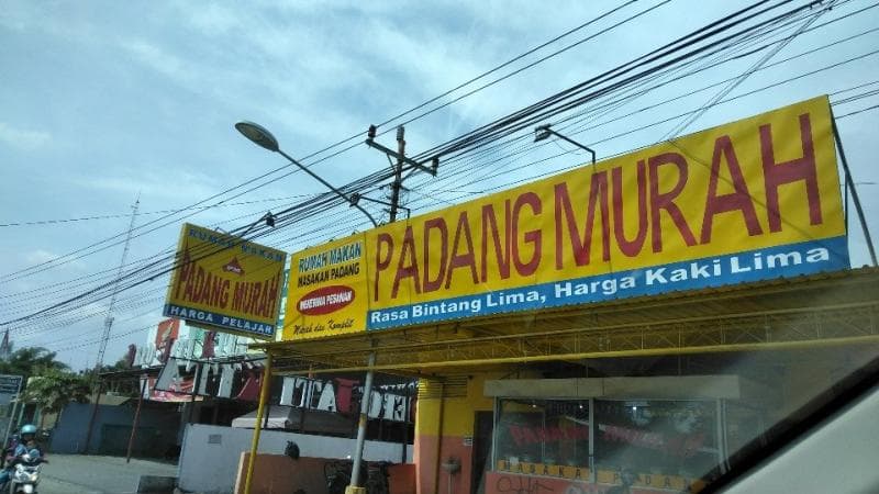 Rumah Makan Padang dulunya bernama lapaunasi, los lambung, atau karan. (tampungbolong.wordpress)