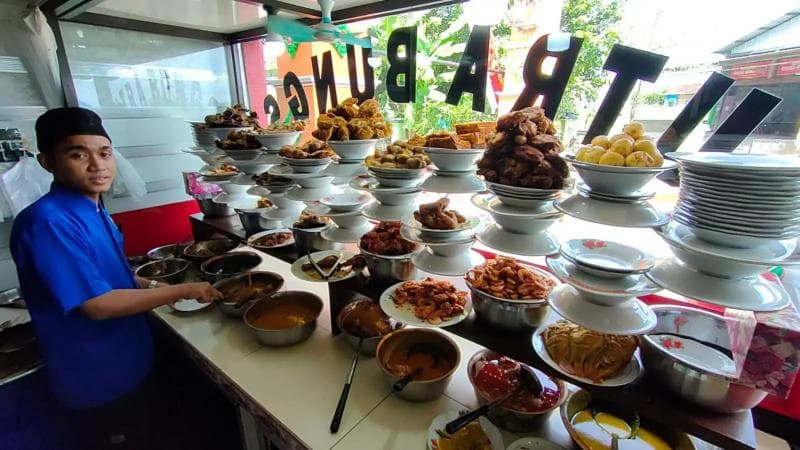 Nasi padang sering dijadikan alternatif hidangan untuk menikmati sajian khas Indonesia yang kaya rasa. (Joglosemarnews/Wardoyo)