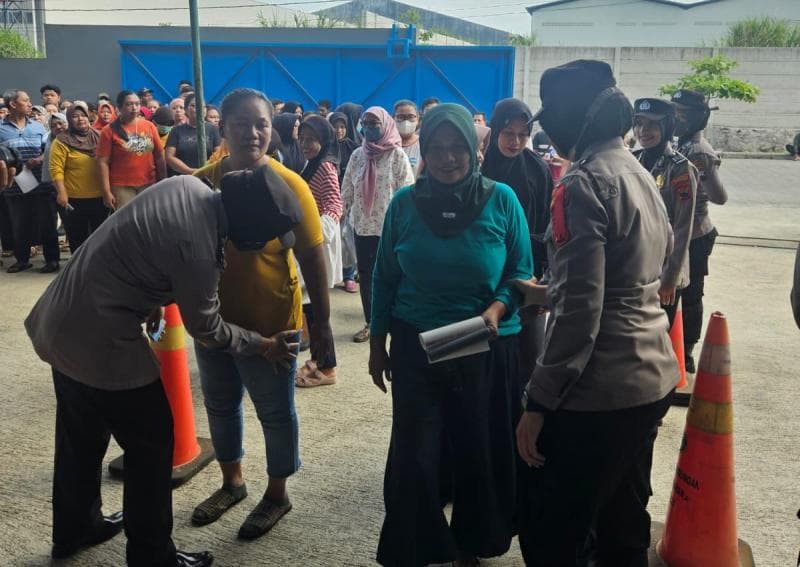 Sejumlah pekerja dicek petugas saat hendak mengerjakan proses pelipatan suara di Kawasan Industri Candi Semarang. (Inibaru.id/ Danny Adriadhi Utama)