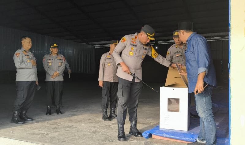 Kapolda Jateng Irjen Pol Ribut Hari Wibowo tengah&nbsp;memeriksa kotak suara Pilkada di gudang KPU Jateng, Semarang (Humas Polda)