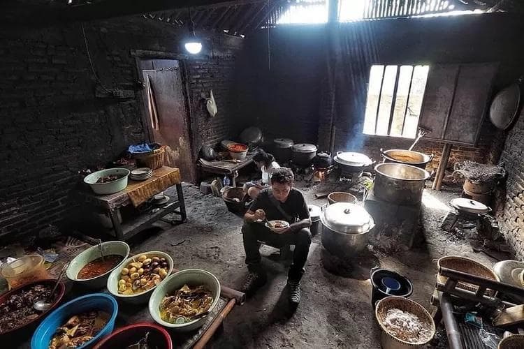 Warung Mangut Lele Mbok Marto yang sederhana namun melegenda. (IG/@backpacker.id)