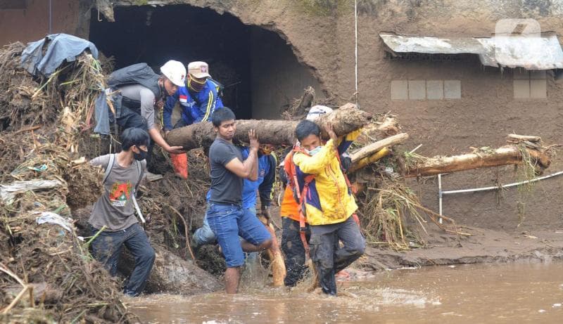 Banjir bandang di Sukabumi disebabkan oleh curah hujan tinggi dan penyempitan area sungai.. (Solusipeduli)