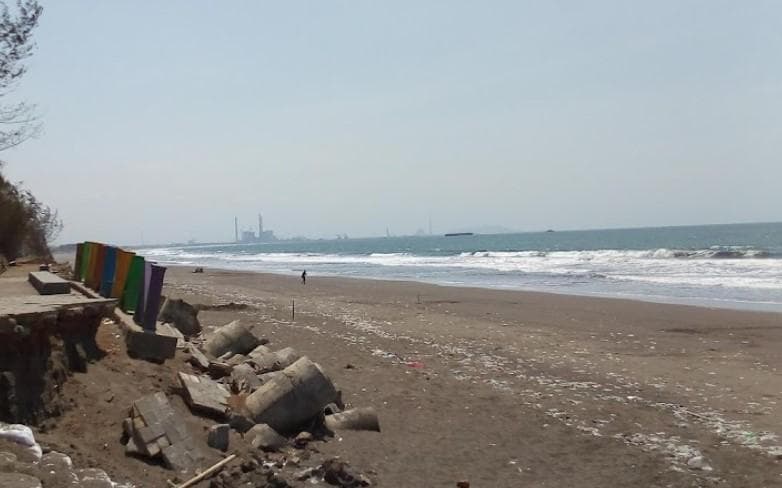 Sayangnya, Pantai Kamulyan masih belum terawat dan dikelola dengan baik. (Googleuser/Misja Suprianto)