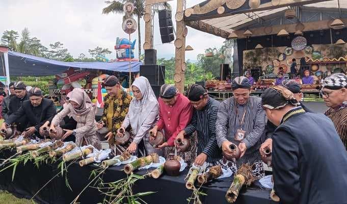 Tradisi Momongi Tampah di Wonosobo. (Wonosobonews).