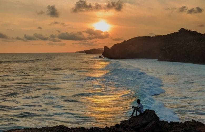 Cantiknya Deburan Ombak Berpadu Sunset di Pantai Midodaren Gunungkidul