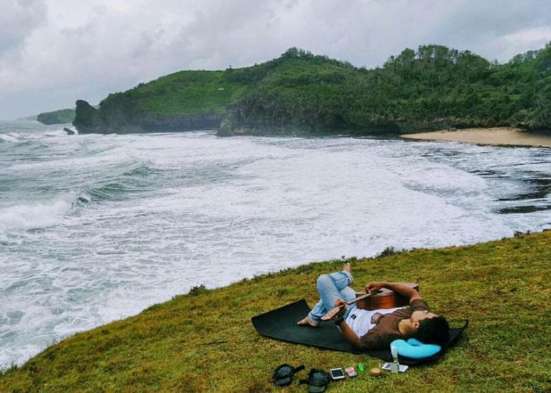 Pantai Midodaren cocok dijadikan tempat piknik. (Googleuser/Aria aria)