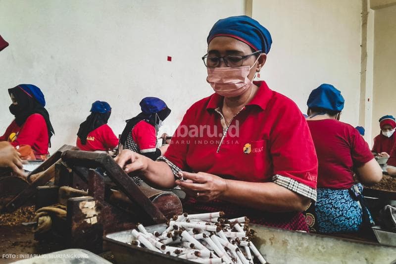 Karena masih menggunakan cara manual, proses pelintingan rokok Praoe Lajar membutuhkan ratusan tenaga manusia.