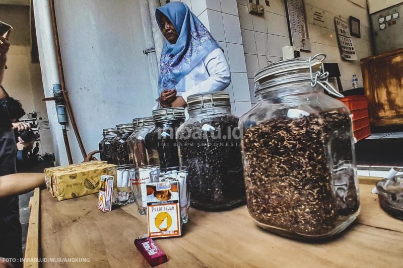 Berbagai tembakau dan produk rokok Praoe Lajar dalam kemasan yang siap diedarkan.&nbsp;