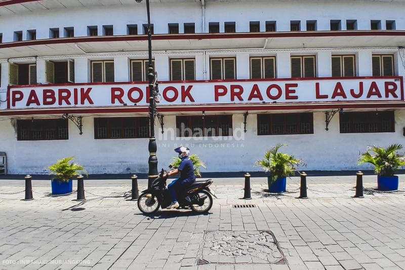 Meski produknya jarang ditemukan di Semarang, Praoe Lajar yang telah berdiri sejak 1945 menjadi pabrik rokok paling melegenda di kota ini. (Inibaru.id/ Murjangkung)