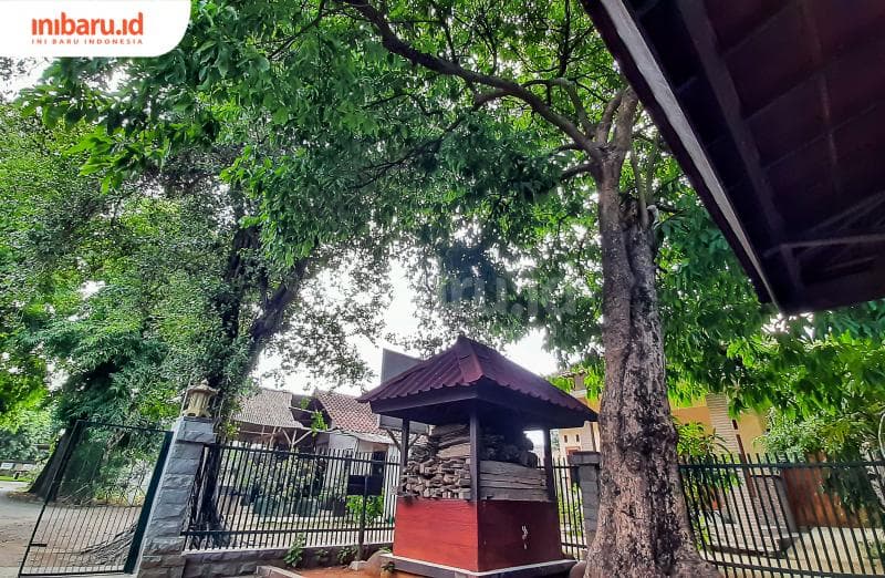 Tenang dan sejuk dalam naungan pepohonan nan rimbun menjadi suasana sehari-hari di sekitar area Lawang Kaputren Bajang Ratu. (Inibaru.id/ Imam Khanafi)