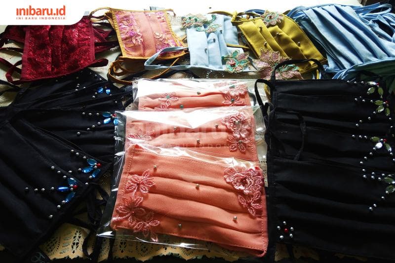 Masker payet buatan Badriyah. (Inibaru.id/Rafida Azzundhani)