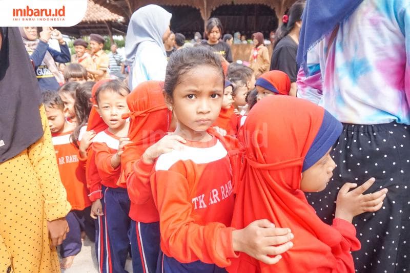 Latar Jembar, kegiatan memperkenalkan dolanan tradisional kepada anak-anak di Pendopo Notobratan Kadilangu, Kabupaten Demak. (Inibaru.id/ Sekarwati)