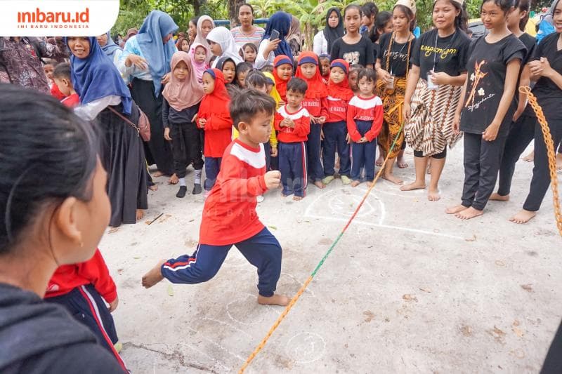 Anak-anak bermain permainan lompat tali dalam acara Latar Jembar beberapa waktu lalu. (Inibaru.id/ Sekarwati)