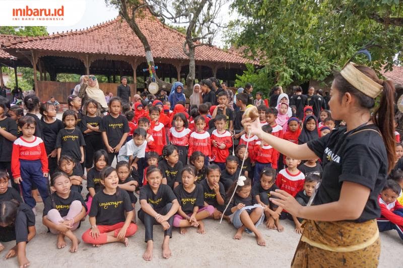 Ika, penggerak Latar Jembar memperkenalkan gasing di hadapan para peserta berusia kanak-kanak hingga remaja. (Inibaru.id/ Sekarwati)