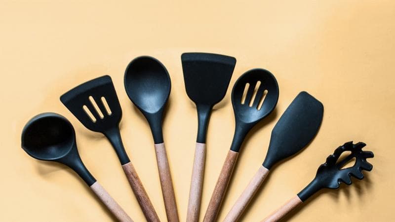 Peralatan masak dari bahan plastik hitam. (iStock/Tatiana Alekseeva)