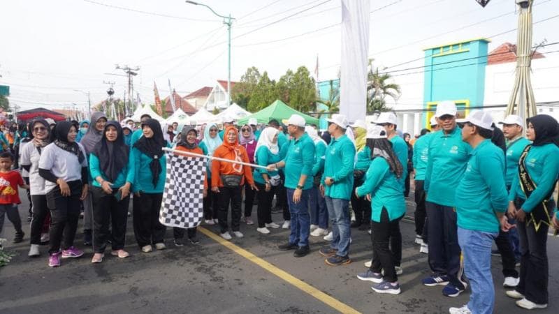 PJ Bupati Jepara dan masyarakat bersiap membersihkan pantai di Jepara. (Dinkominfo Jepara)