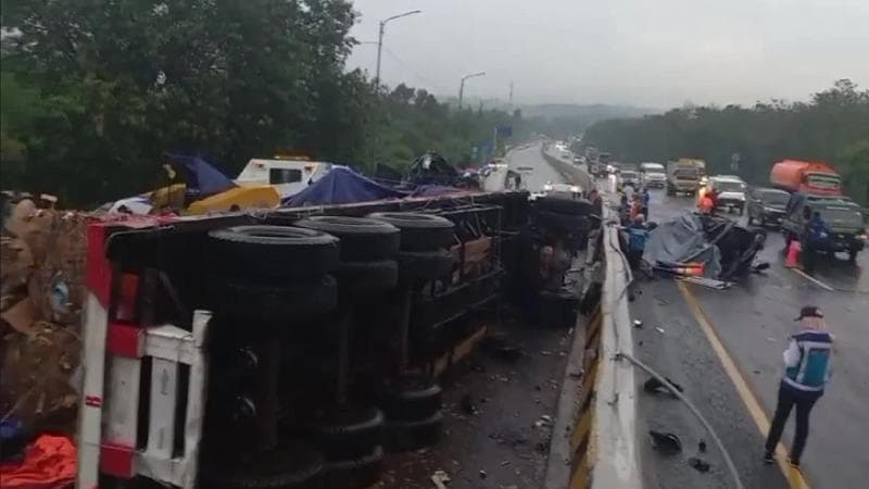 Foto kejadian kecelakaan Tol Cipularang pada Senin (11/11/2024). (Tvonenews/Ilham Ariyansyah)