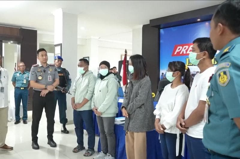 Petugas imigrasi di Bandara Juanda Surabaya menggagalkan lima WNI yang hendak menjual ginjalnya ke India. (jpnn)