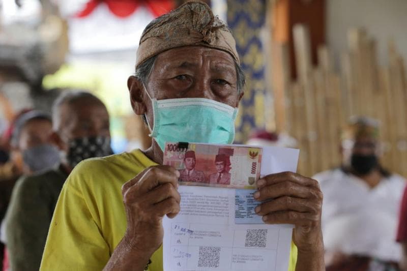 Banyak orang Indonesia jadi ketergantungan bansos untuk hidup sehari-hari. (Kemensos)