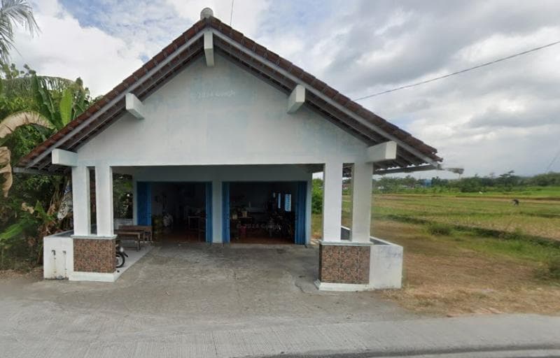 Warung Tahu Kupat Bu Endang ada di pinggir sawah. (Google Street View)