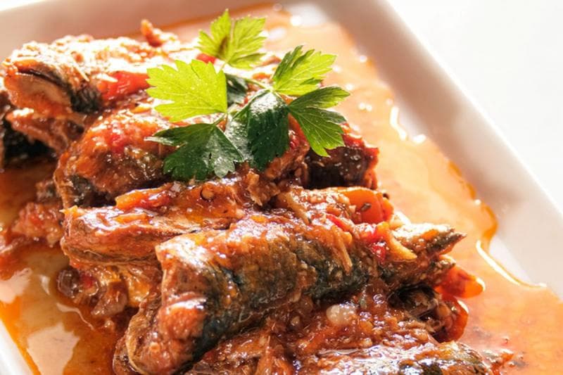 Memasak ikan sarden sebaiknya nggak perlu menambahkan garam dan minyak. (Shutterstock/Sebeningpelangi)