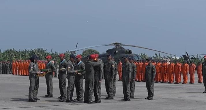 10 Sakdron 31 Amur Yudha Cakti dapat penghargaan khusus TNI AD langsung dari Danpuspenerbad Mayjen TNI Zainuddin (Inibaru.id/ Danny Adriadhi Utama)