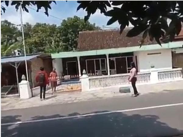 Cuplikan video bapak usir anak karena pulang kampung. (Instagram/@magetanbanget)<br>