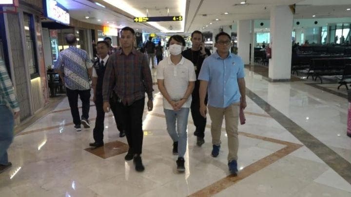 Dari Bandara Juanda, petugas langsung membawa Ivan ke Mapolrestabes Surabaya. (MI/Heri Susetyo)