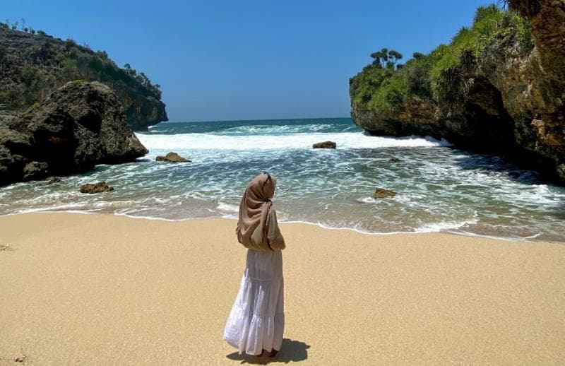 Pantai Peyuyon, pantai pasir putih di Gunungkidul yang masih sepi pengunjung. (X/daynari_)