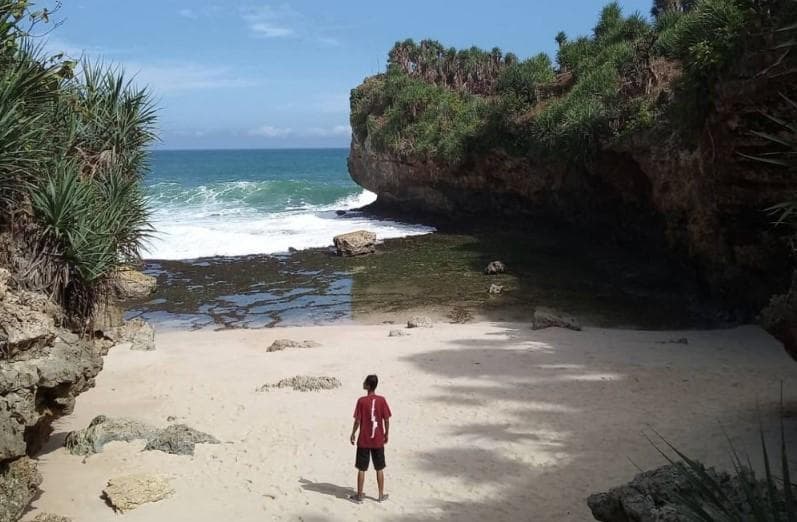 Pantai Peyuyon cukup mungil dan tersembunyi. (Instagram.com/herdiansyah002)