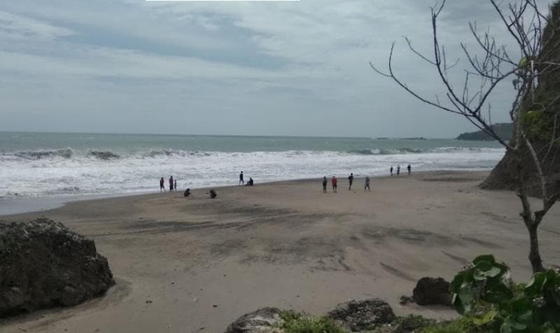 Pantai Surumanis dikenal masih bersih sehingga nyama dijadikan tempat piknik. (Googleuser/Aegyari Mukti Wibowo)