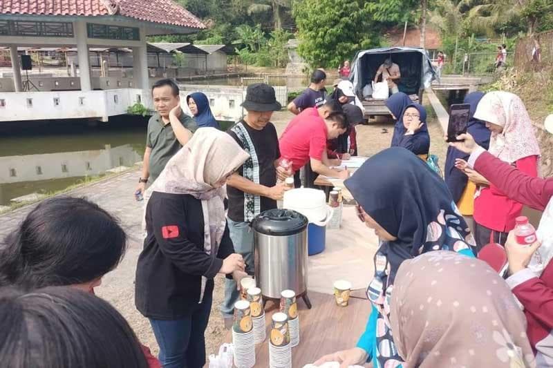 Seratusan ASN minum susu usai kegiatan jalan sehat di Balai Benih Ikan (BBI) Siwarak, Dusun Branggah, Desa Nyatnyono, Ungaran Barat, pada Jumat pagi (15/11/2024). (Dinkominfo)