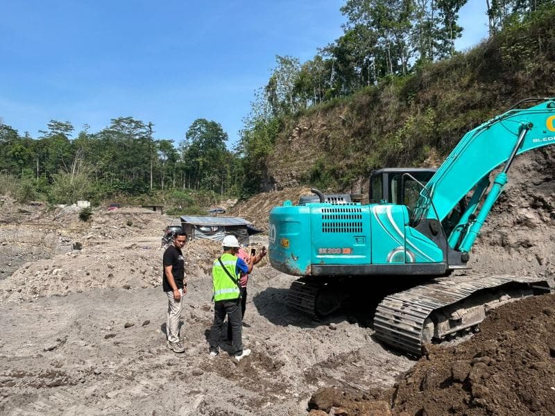 Petugas tengah menyita barang bukti aktivitas tambang ilegal di Kabupaten Klaten. (Humas Polda Jateng)