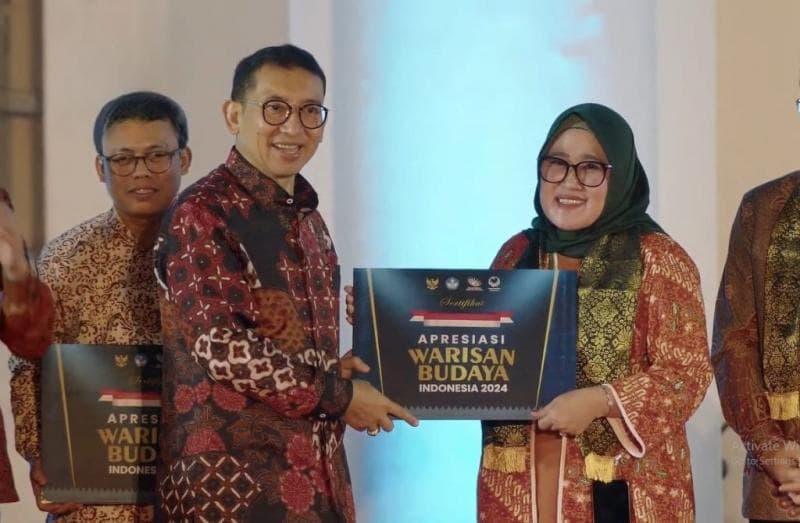 Menteri Kebudayaan RI Fadli Zon menyerahkan sertifikat WBTbI kepada Kepala Disdikbud Jawa Tengah Uswatun Hasanah. (Jatengprov)