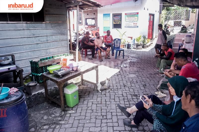 Suasana dapur umum yang juga jadi tempat berkumpul warga. (Inibaru.id Audrian F)<br>
