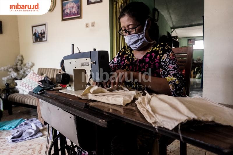 Suprihatin salah seorang penjahit masker. (Inibaru.id/ Audrian F)<br>