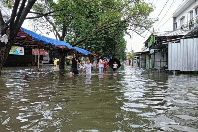 Layaknya musim hujan sebelumnya, kita perlu mewaspadai bencana banjir. (Antara/Zuhdiar Laeis)