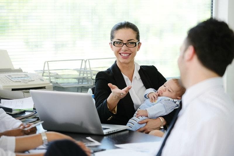 Bagi sebagian orang, membawa anak ke kantor merupakan solusi. (Shutterstock)