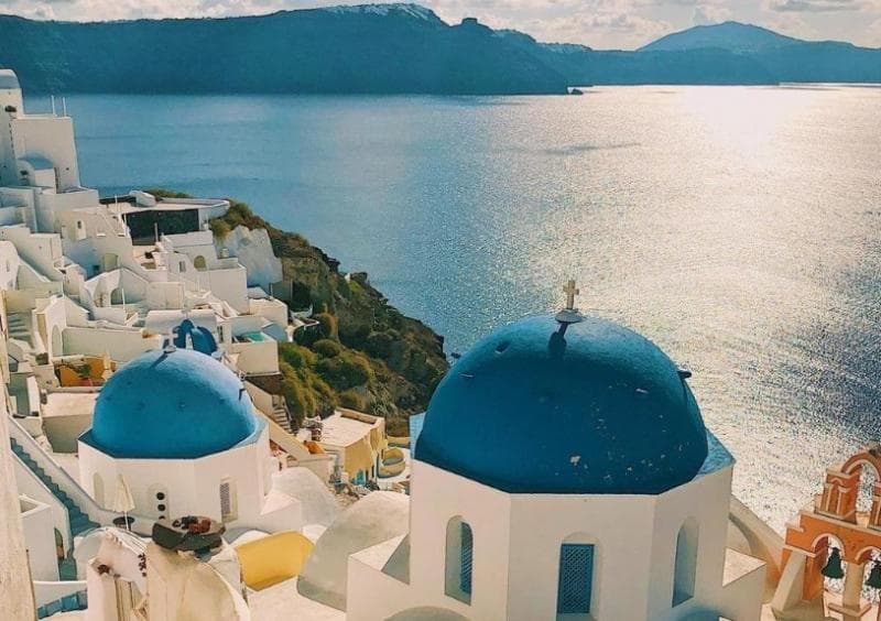 Warna bangunan di Santorini dominan biru dan putih. (X/theartofclass24)