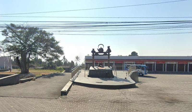 Tugu Cepogo menunjukkan peralatan dapur yang jadi asal penamaan wilayah tersebut. (Google Street View)