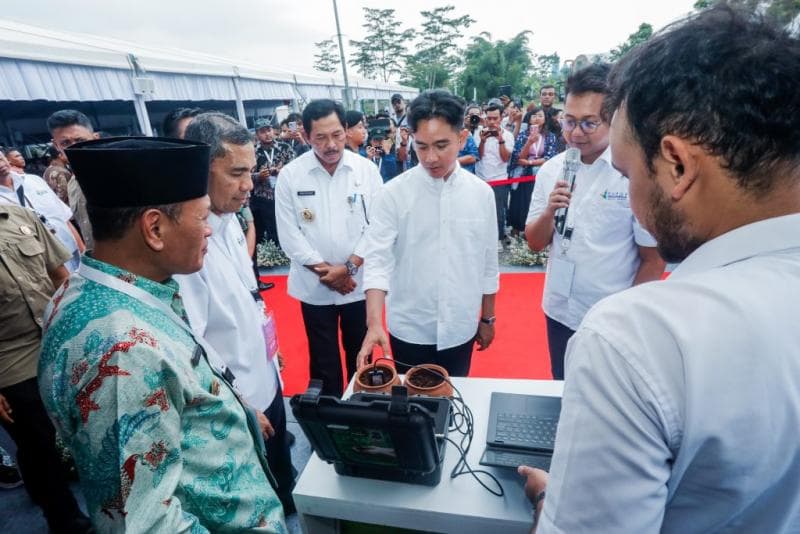 Pj Gubernur Jateng Nana Sudjana menemani Wapres Gibran Rakabuming Raka&nbsp;dalam acara Rembuk Tani yang digelar oleh PT Pupuk Indonesia di Saloka Theme Park, Kabupaten Semarang, pada Jumat (22/11/2024). (Humas Pemprov Jateng)