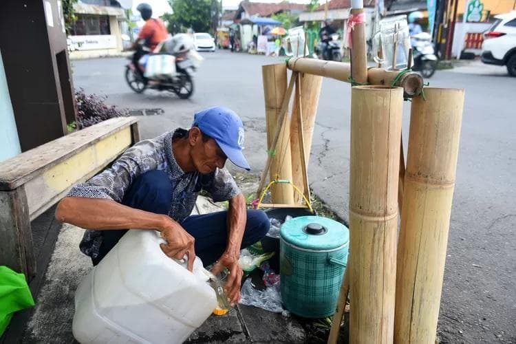 Penjual es badeg di Banyumas. (Suaramerdeka/Dian Aprilianingrum)