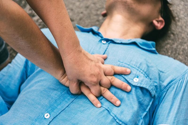 Daripada menanam korban tersambar petir ke dalam tanah, baiknya kita melakukan teknik RJP untuk menyelamatkannya. (Kompas/Shutterstock)