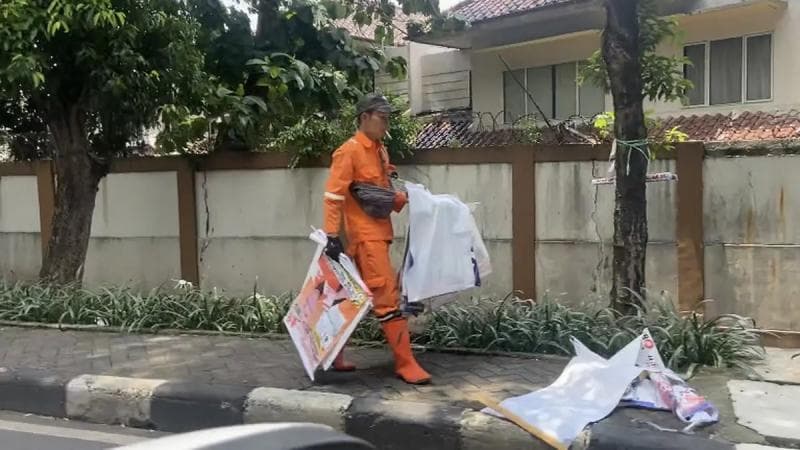 Selama masa tenang, seluruh alat peraga kampanye (APK), seperti spanduk, baliho, dan umbul-umbul, harus sudah dicopot oleh tim kampanye. (Liputan6/Muhammad Radityo Priyasmoro)